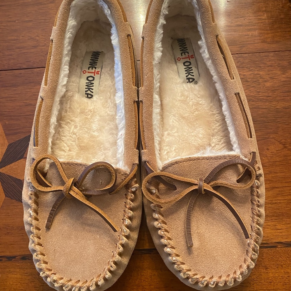 Minnetonka Lynda Trapper moccasin/slipper size 9. NEVER WORN.